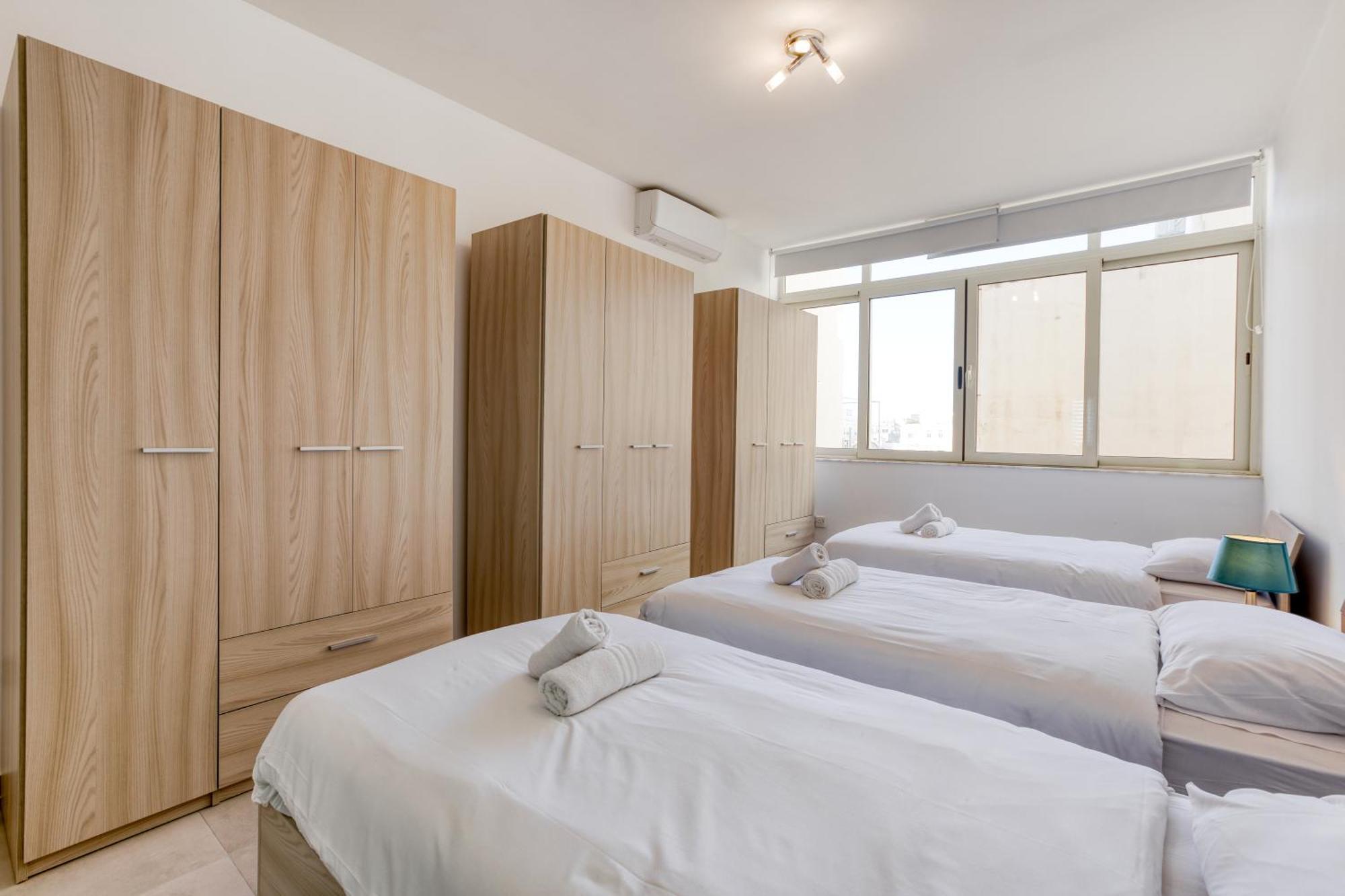 Seafront Sliema Apartment With Balcony & Sea Views By Jl Екстериор снимка