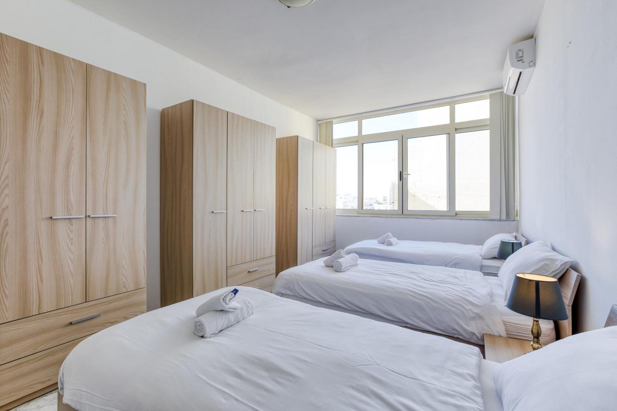 Seafront Sliema Apartment With Balcony & Sea Views By Jl Екстериор снимка
