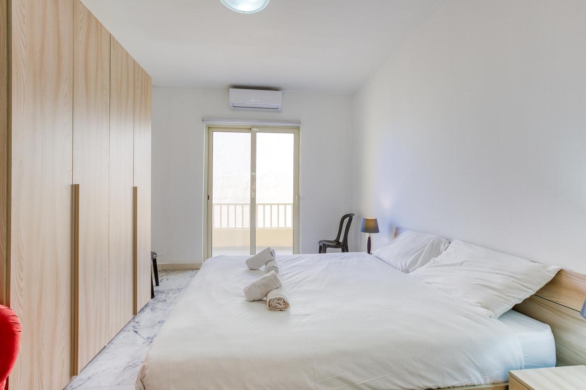 Seafront Sliema Apartment With Balcony & Sea Views By Jl Екстериор снимка