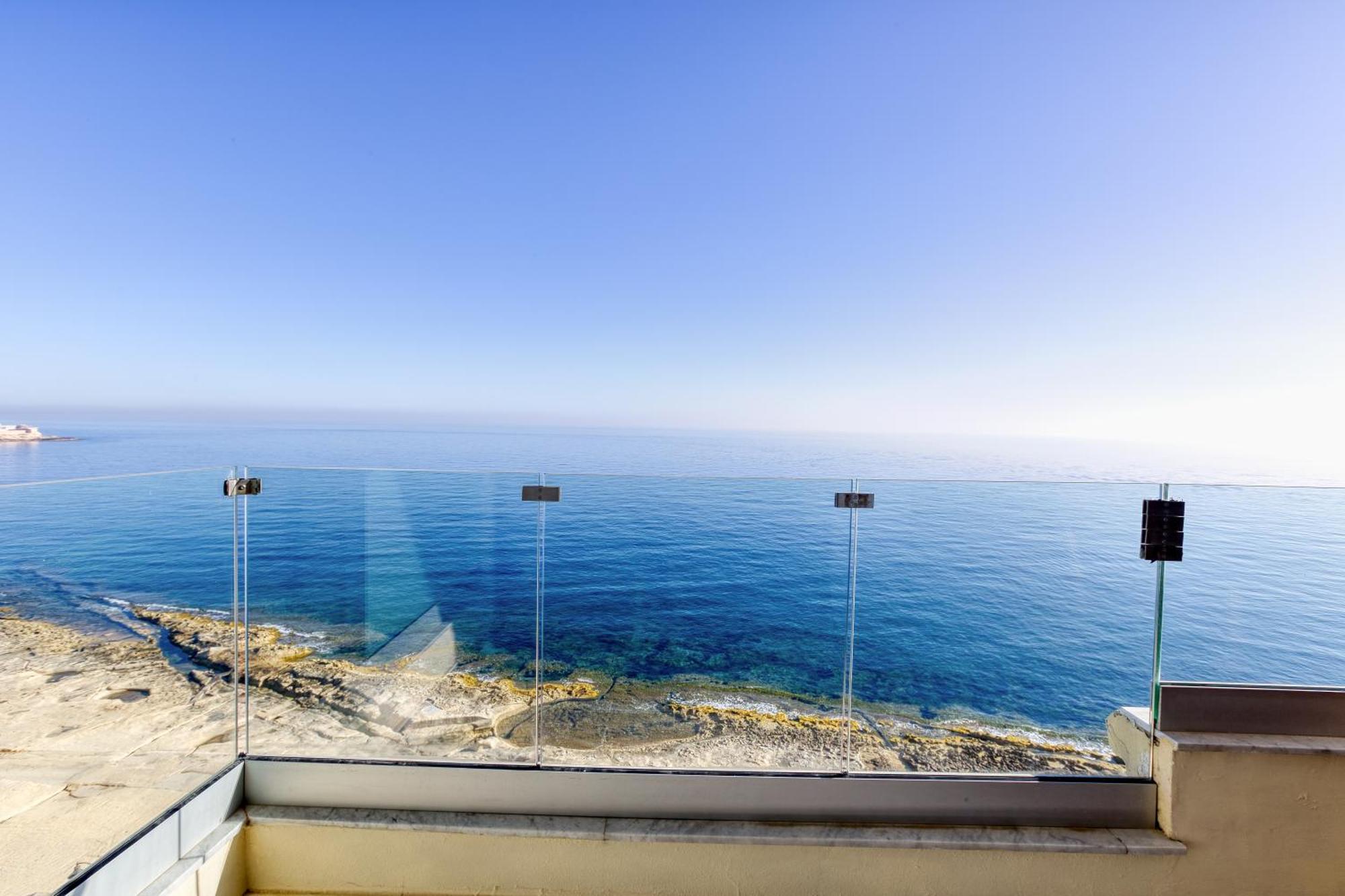 Seafront Sliema Apartment With Balcony & Sea Views By Jl Екстериор снимка