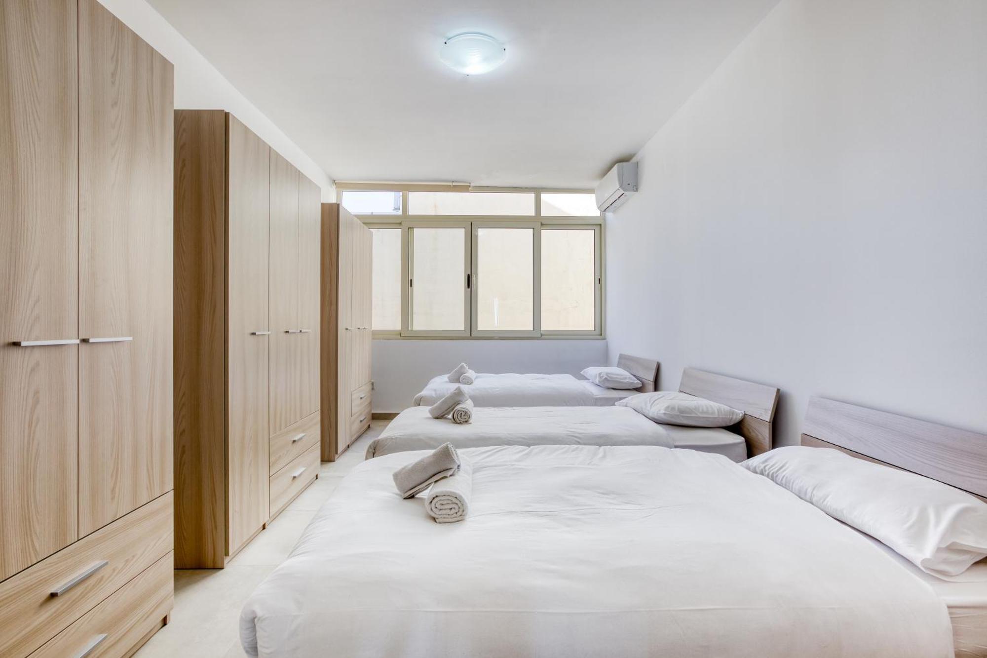 Seafront Sliema Apartment With Balcony & Sea Views By Jl Екстериор снимка